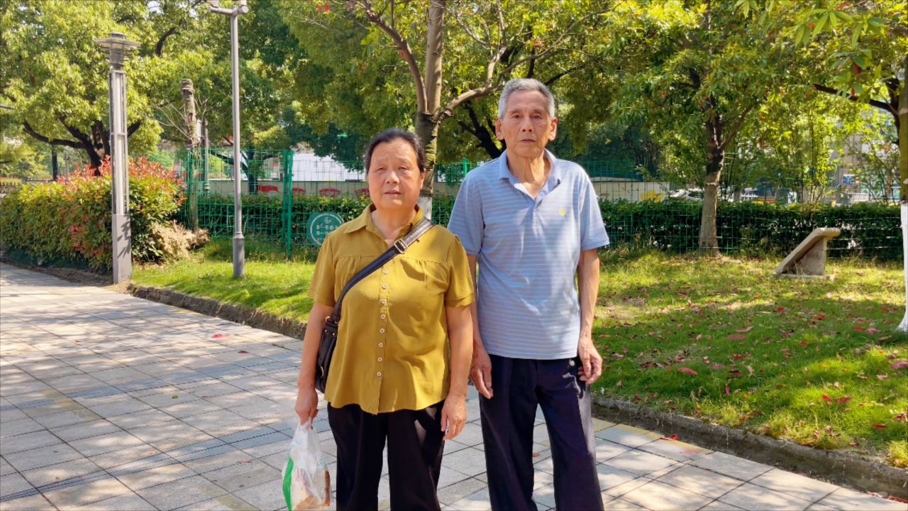 农村爸妈第一次来杭州,老两口差点走丢了,急的夫妻俩团团转