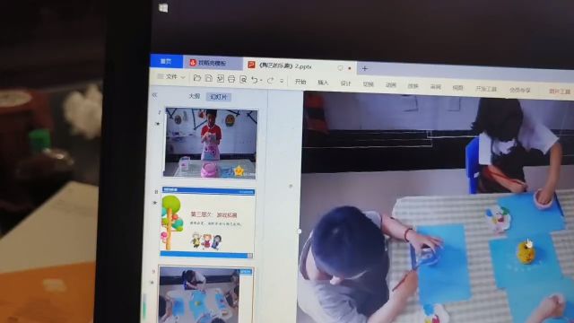 幼儿为陶泥作品上色