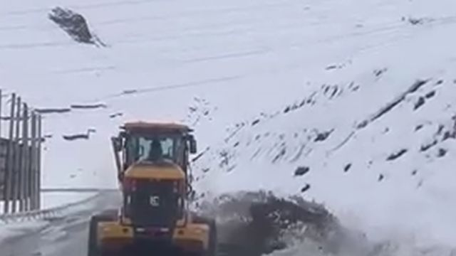 新疆乌鲁木齐山区突降暴雪,道路一度封闭,目前受影响路段已陆续恢复