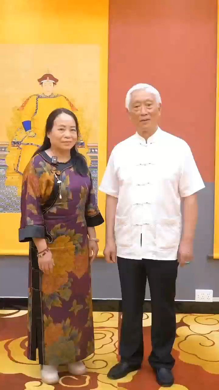岭南画派传承人—高岚芝举办个展故宫博物院原副院长张之铸祝贺!