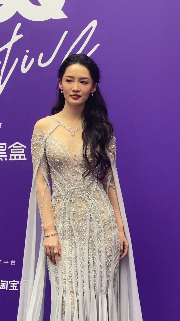 李沁 流苏碎钻长裙造型这状态好美呀 #娱你安利