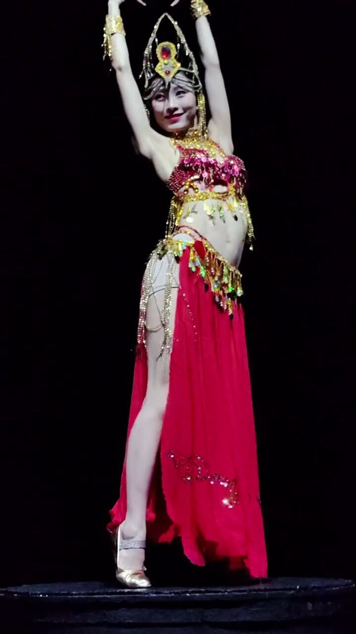 演出现场视频 #西域风情舞蹈 #魔鬼身材 #红衣小姐姐