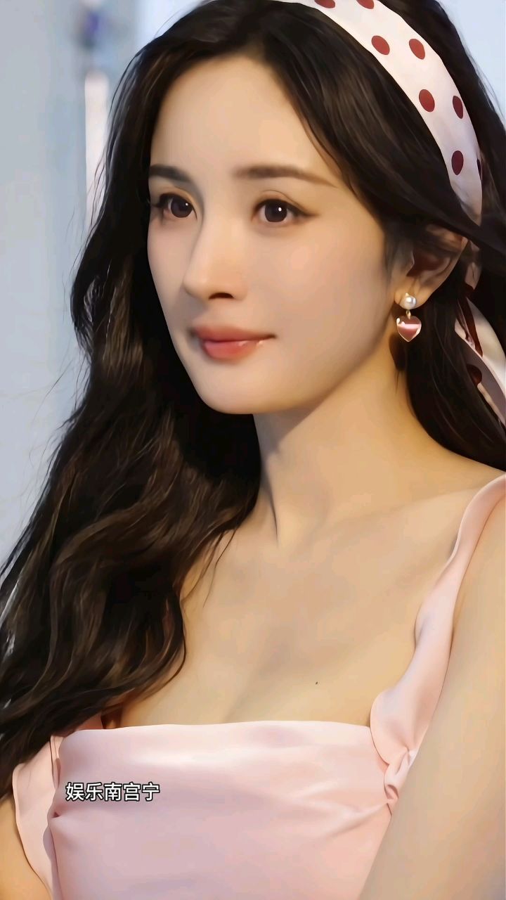 杨幂大波浪梦回夏晚晴,好甜好美啊,又被大幂幂的美貌震惊一天