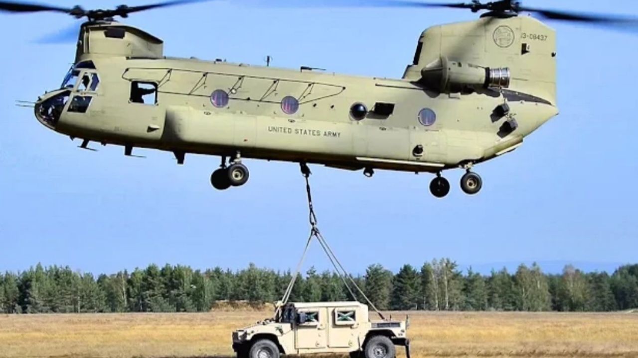 美国陆军士兵用ch-47支奴干吊运任务