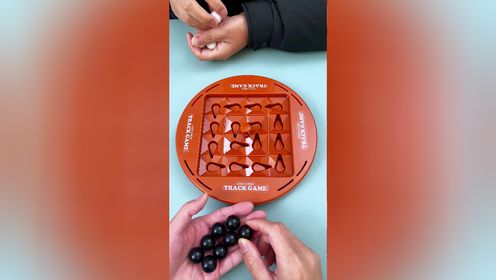 孩子很喜欢的轨道逻辑棋,下一颗棋子按一下,谁先4颗棋子连一起就算赢