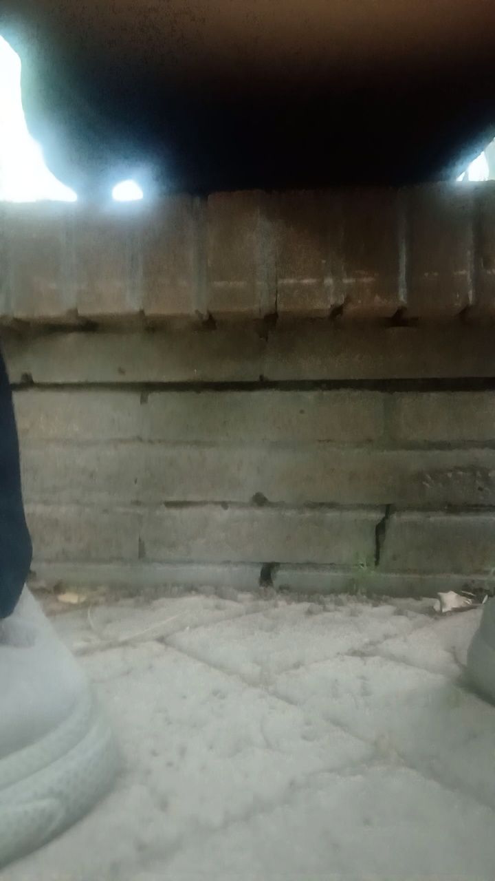 在外面实在憋不住了,尿裤子