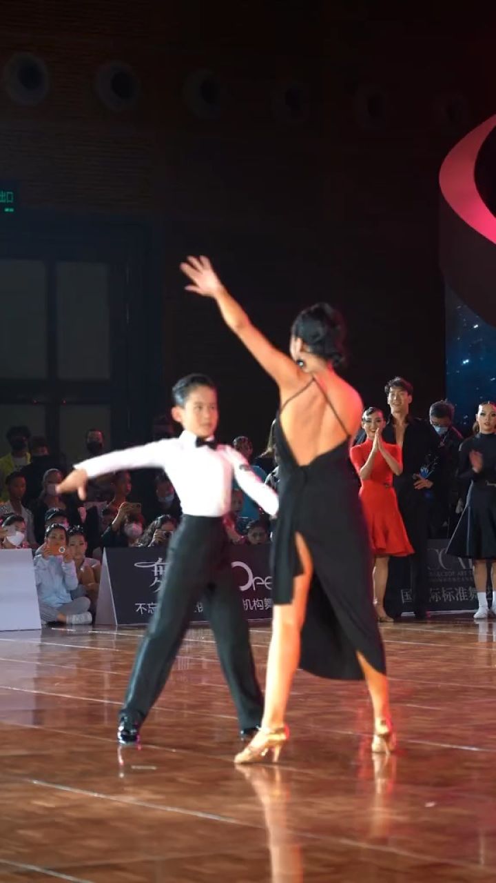 小舞者郑茂申携着他的偶像舞伴,甲a精英组拉丁舞冠军孙晨鸿,带来一支