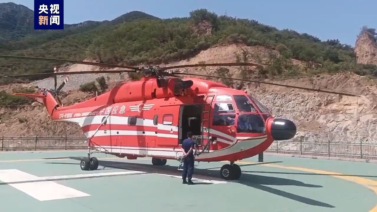 山西平顺县山火火势已初步得到控制02当地派出直升机协助救援