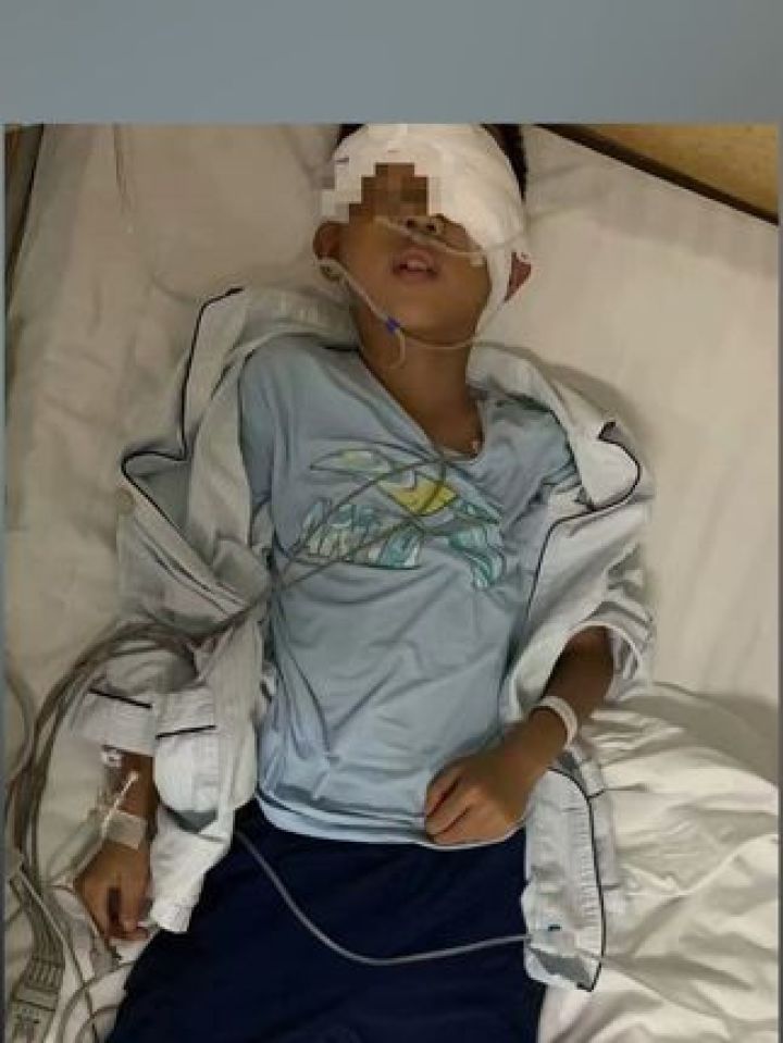 6月17日重庆,男童被玩伴射伤眼球,男童母亲:动了三