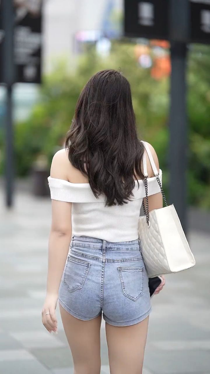 街拍 #美女 #大长腿 #背影