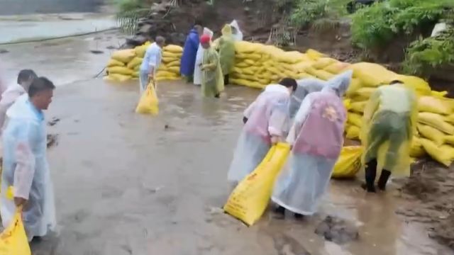 安徽黟县:降雨致河堤坍塌,当地紧急抢修