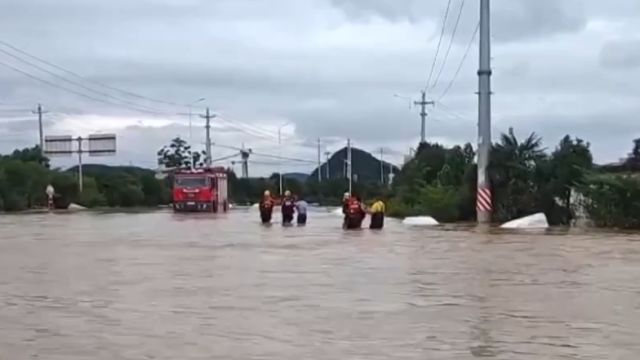 贵州普定:暴雨来袭,多部门全力救援保障群众安全