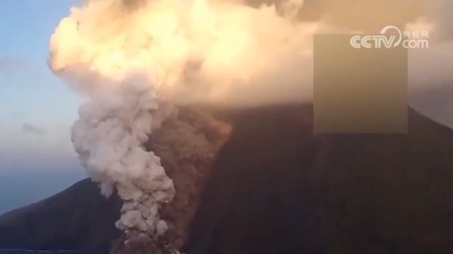 意大利斯特龙博利火山持续喷发