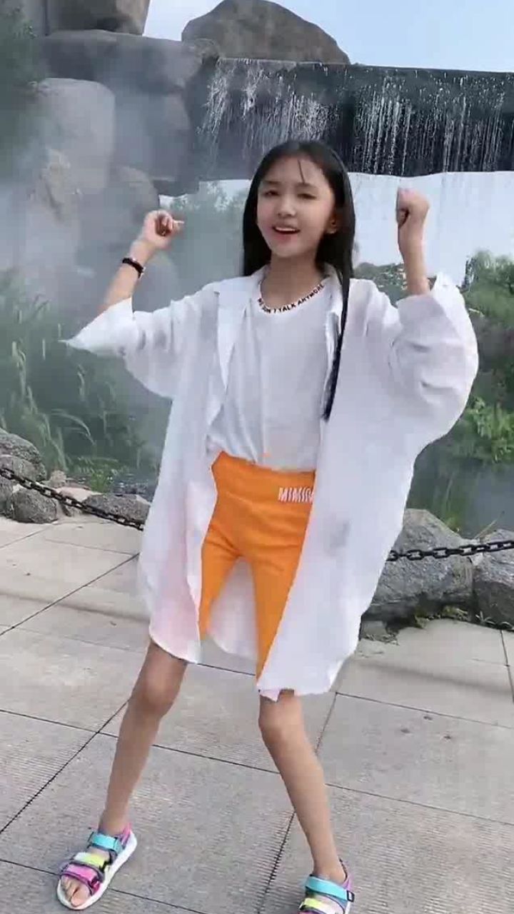 童模宋小睿现在越来越有女人味了,以后肯定比现在还红,大明星!