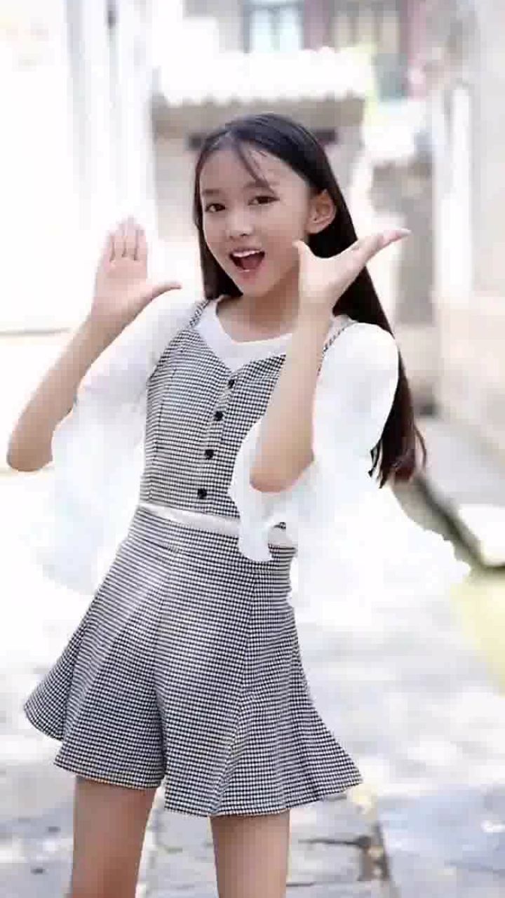 童模宋小睿表演手势舞,而我只注意到她的油头,这是几天没洗头发了