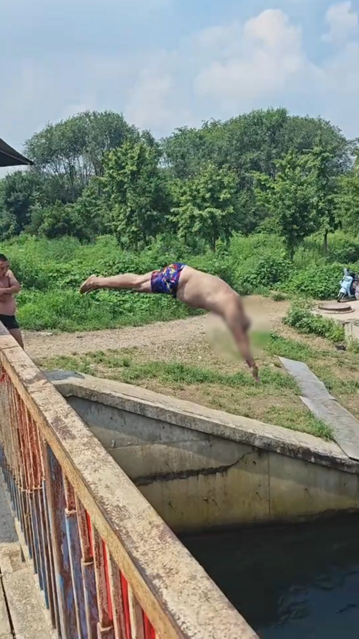 男子模仿"水花消失术",跳水后不慎将头磕破,热心群众帮忙包扎