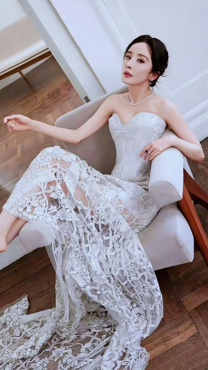 杨幂白色镂空长裙,举手投足间风情万种,简直是性感女神