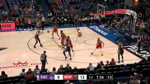 《NBA全场集锦》怎么都愣神了！ 小萨抓住机会空切篮下接拉文妙传轻松扣篮得手