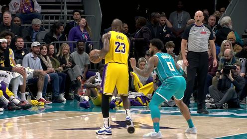 《NBA全场集锦》手感相当柔和！詹姆斯转身左手抛投打进