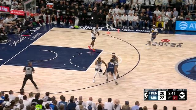 挂着人依然能打进！戈登加速突破内线挂着防守人抛投打进