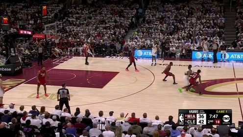 《NBA骑士》快刀斩乱麻！米切尔迎着防守直杀篮下强硬出手打成2+1