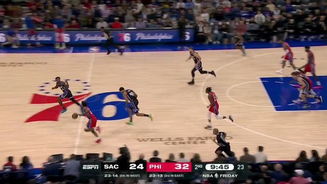 一脚地板油直插篮下 小跑车马克西抢断反击突破一条龙