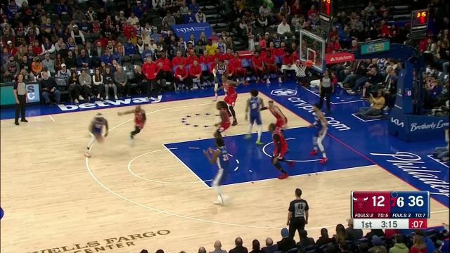 乌布雷接球双手暴扣 疑似被犯规挂筐拍头向裁判示意