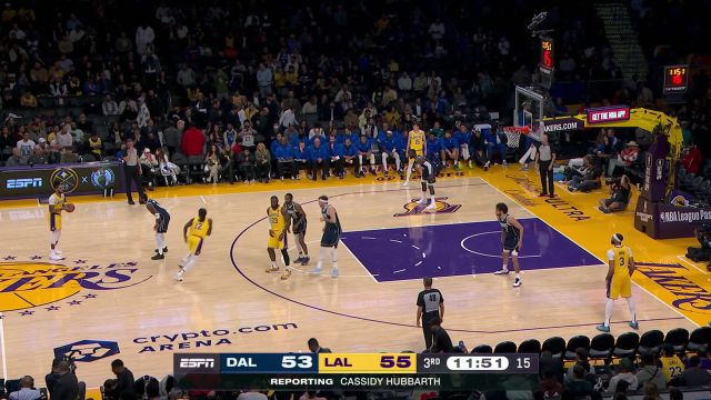 拉塞尔声东击西击地妙传 詹姆斯轻松上篮打成2+1