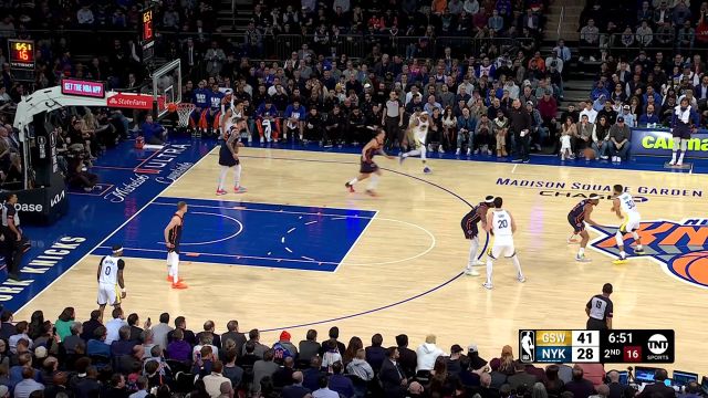 麦克布莱德反击一挑二完成上篮 穆迪气势如虹冲击禁区打成2+1