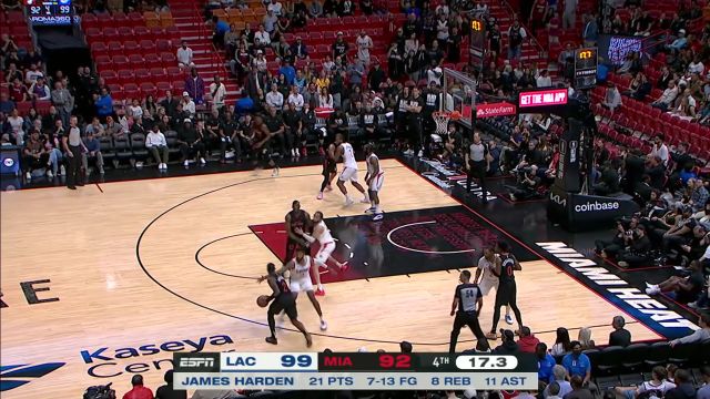 强势启动冲击篮下 巴特勒甩开莱昂纳德突破打成2+1