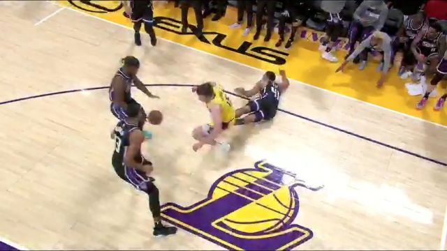 NBA常规赛：国王vs湖人第4节英文原声回放