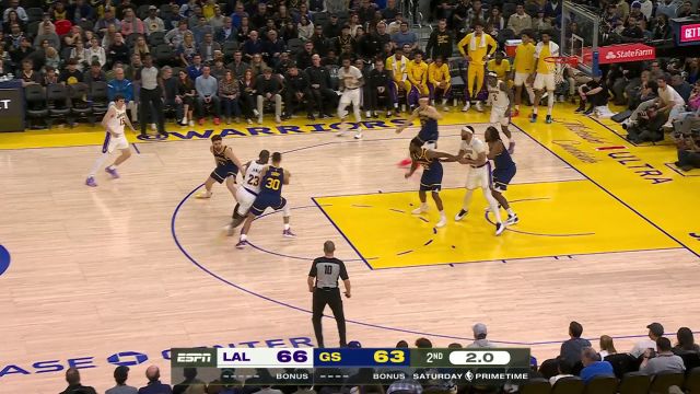 老詹节末三分抢投占得先机 下回合压哨后仰迎射库里灯亮球进