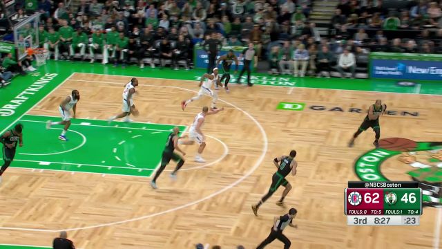 莱昂纳德抓下篮板第一时间送出长传 乔治接球双手暴扣完美终结