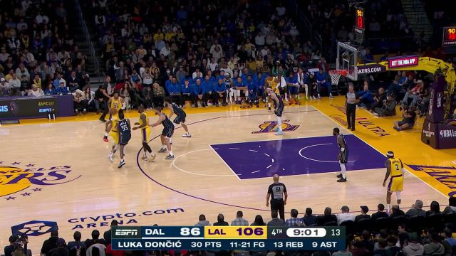 小手一勾20分到手 詹姆斯无视防守上篮命中