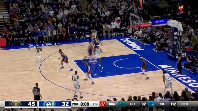 完全无法阻挡！麦克丹尼尔斯顺步突破直杀篮下单手劈扣肆虐篮筐