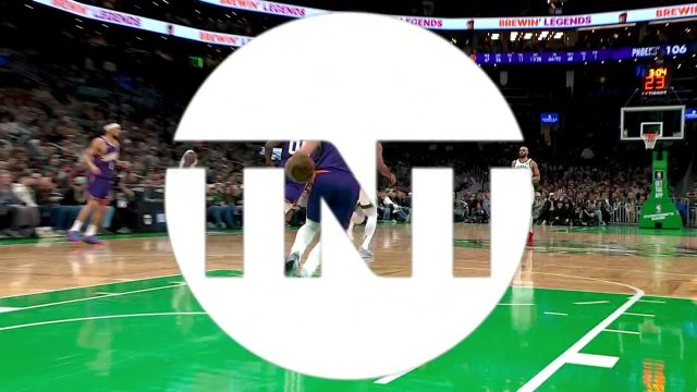 越打越嗨了！杰伦-布朗飞身抢断直杀内线 滑翔飞扣点燃全场