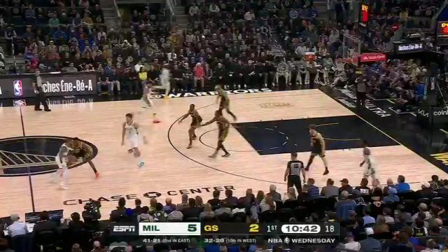 跑道上干干净净 库明加甩开大步直接起飞完成暴扣