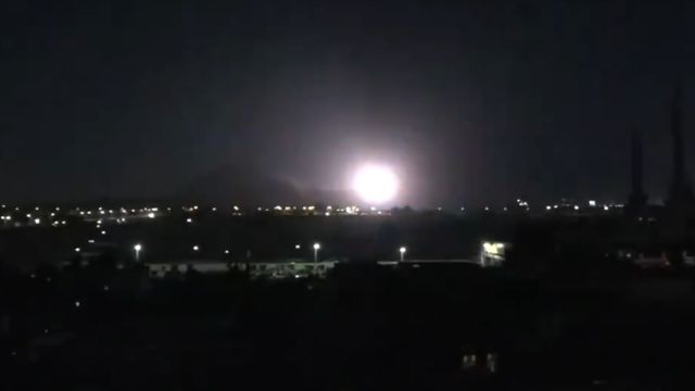 美英密集空袭也门首都萨那,萨那市区内至少四次巨大爆炸声