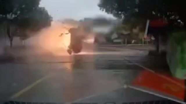 小鹏P7雨天超速失控翻飞散架后起火,苏州吴江横扇街道回应