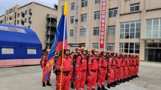 “国家队”来了!中国安能调派百余人专业救援力量挺进甘肃震中