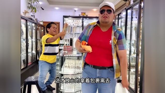 盲人去珠宝店卖首饰,不料店长却起了歹意