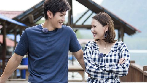 陈乔恩和老公马来西亚度假,皮肤白皙身材丰腴,当地人打鼓欢迎