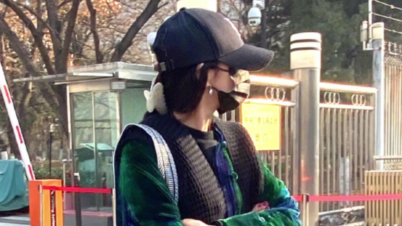 杨幂现身2024年央视春晚彩排 戴口罩低调进入大楼