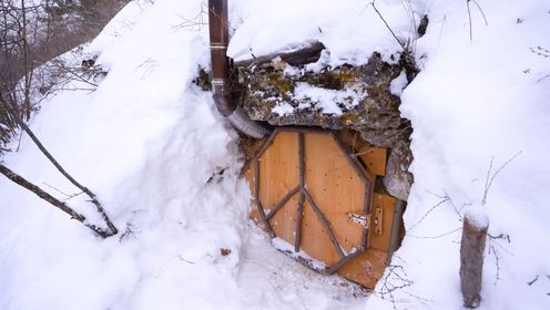 荒野建造： 雪山里的洞穴庇护所，入口被几十厘米厚的积雪掩盖，内部却别有洞天。