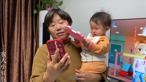 小茹婆婆来郑州留公公一人在家，豆爸心存埋怨，想孩子了