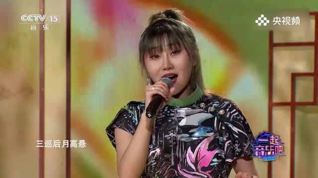 美女演唱《青花瓷》,戏腔一出燃爆全场,太惊艳了!