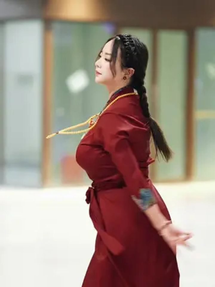 藏族姑娘央金#摄影师云峰 #锅庄舞 #藏服 #藏风