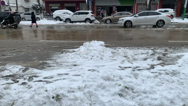 中国湖北省武汉市新洲区,视频拍摄于新洲区下雪时候的发生的现状