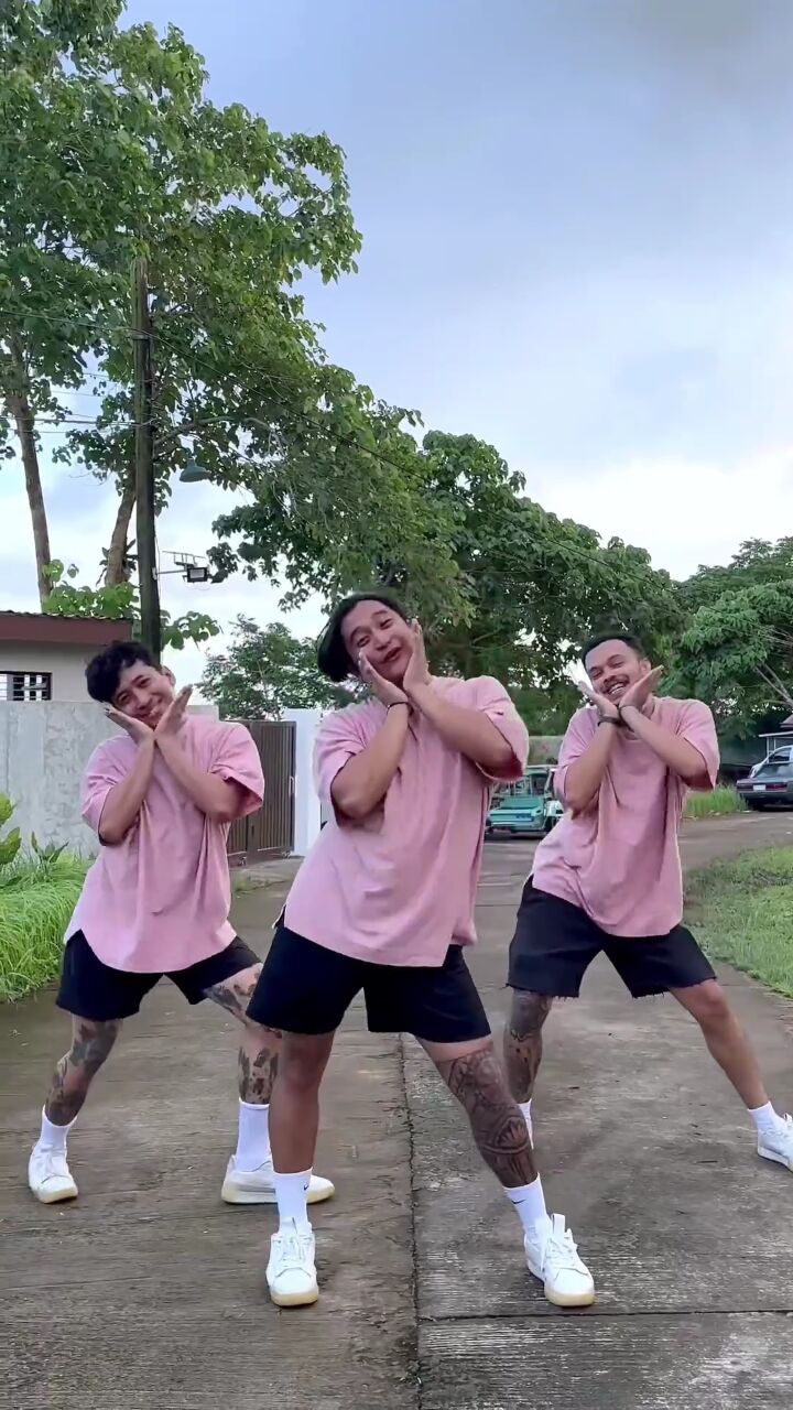 祝大家桃花朵朵开【猛男版】#桃花朵朵开 #浅跳一下 #猛男舞团iconx