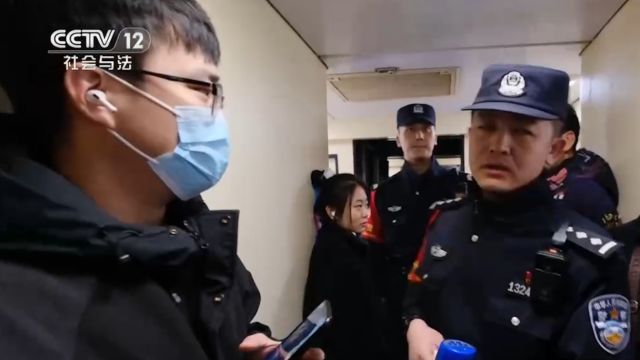 张威的安全巡视丝毫没有放松,不停闪烁的警示肩灯,是每一名乘客旅途平安的最大保障